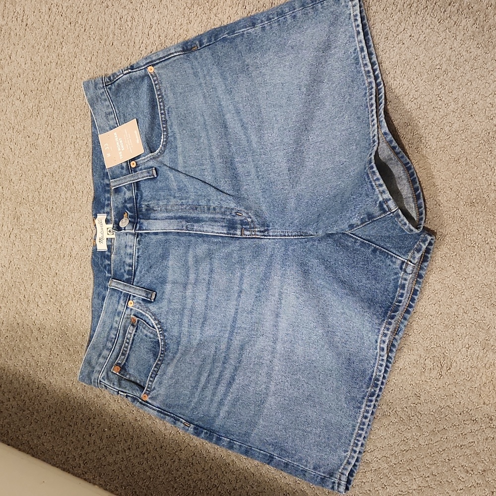 NEW $75 Madewell Mom Jean Shorts 33" WAIST= NEW WITH TAGS
